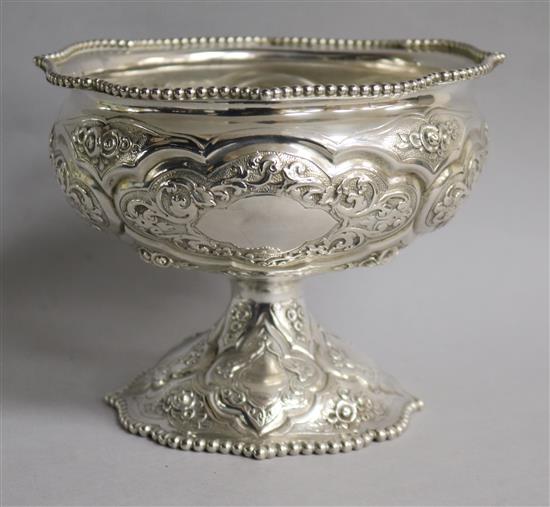 A Victorian repousse silver pedestal bowl, Robert Hennell III, London, 1860, 10.5 oz.